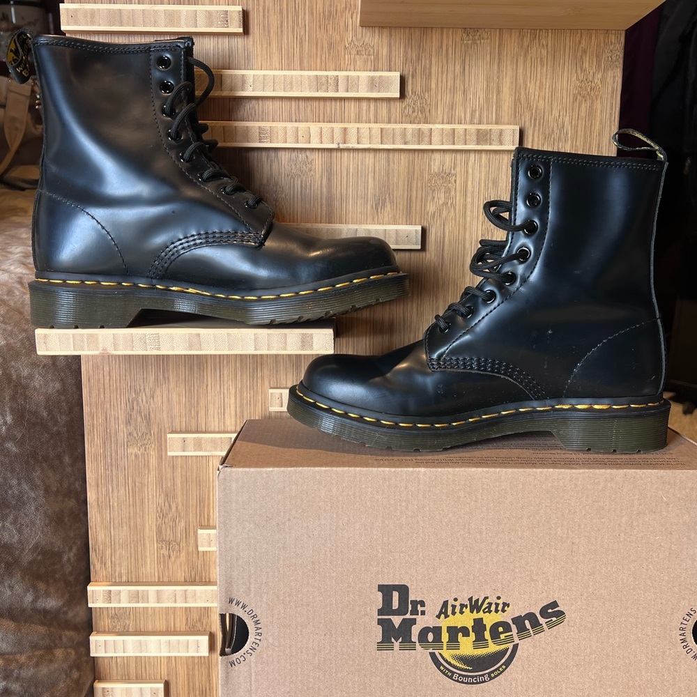 Dr.Martens 
1460 WOMEN'S
Smooth Leather Lace Up Boots
